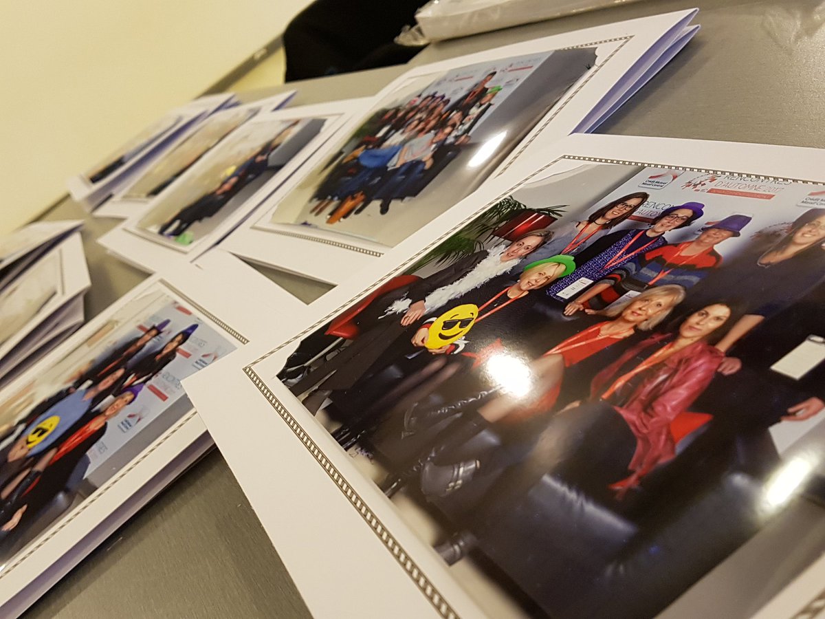 World_isTweetly's tweet photo. Le photocall des #RencontresAutomne2017 du @CMMassifCentral a bien marché durant 2H ➡ et en plus on repart avec nos photos souvenir 😍 #1ERDécembre #TeamCMMC https://t.co/YlTTismxkp