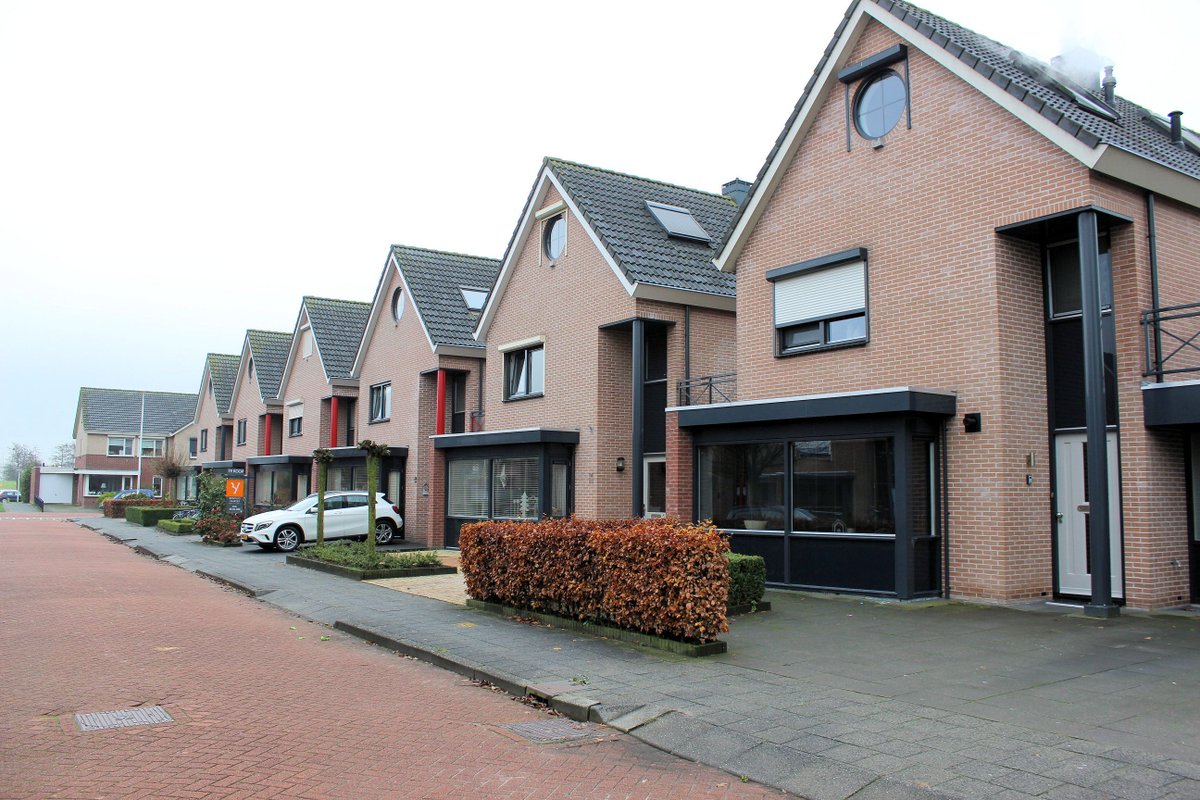 bvmakelaars's tweet photo. Een nieuwe verkoopopdracht gekregen aan de Prikker 32 in #Genemuiden - royaal herenhuis met zonnige tuin ☀️- de keuken is onlangs vernieuwd https://t.co/IMPJu8e2VY https://t.co/PjldKcP6PW