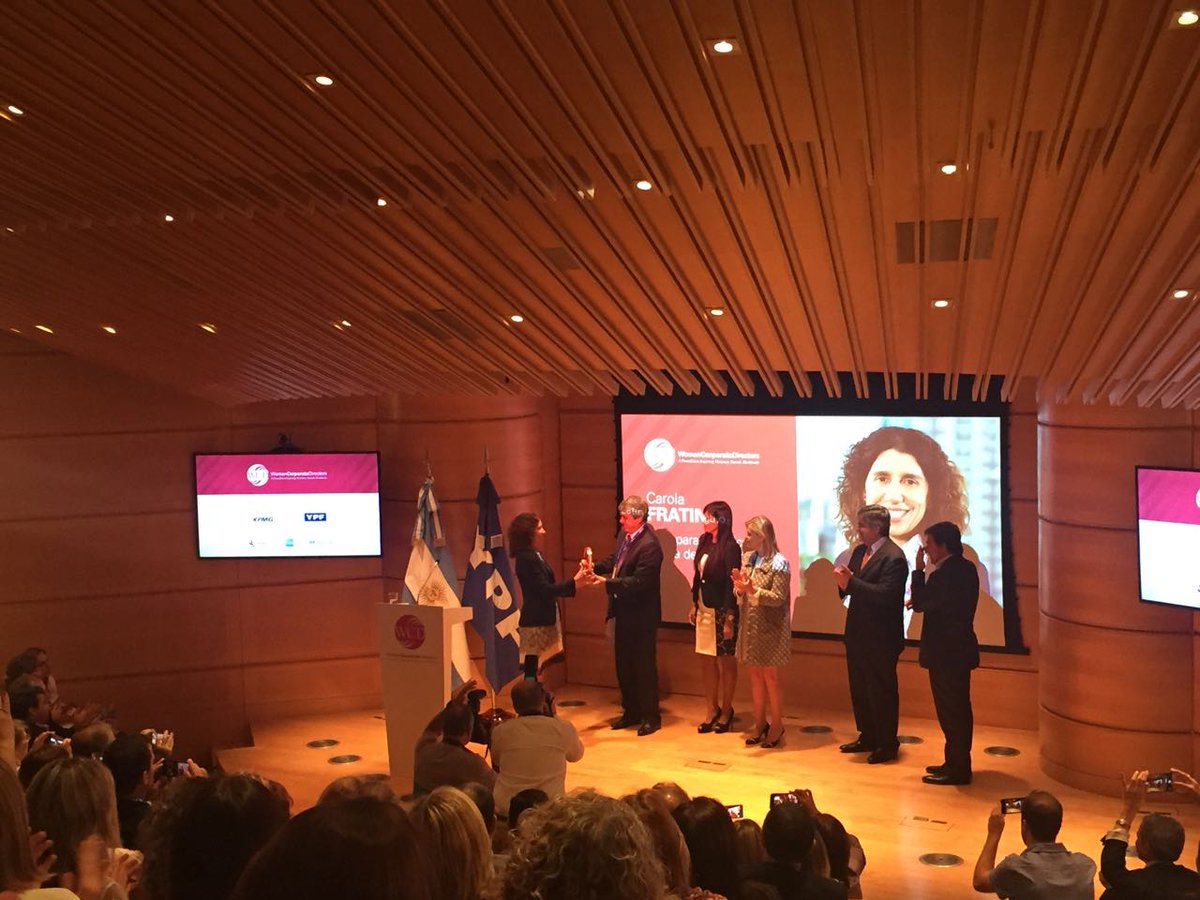WCDArgentina's tweet photo. Ricardo De Lellis, Socio Director Ejecutivo de @KPMGArgentina entrega el Reconocimiento a la Mujer destacada en el ámbito empresarial 2017 a Carola Fratini, CEO para América Latina de QBE Seguros. @ricardodelellis https://t.co/sHIZOVpp4z