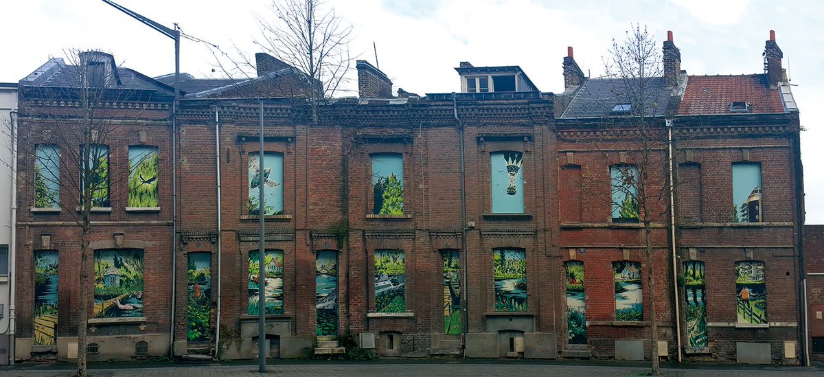 RDVBDAmiens's tweet photo. On vous montrait les premières images de cette jolie histoire, il y a quelques jours !
Voici l'intégralité des façades Rue de la Vallée à #Amiens habillées par les auteurs de #BD, Pierre-Henry Gomont et Régis Hautière, dans le cadre des travaux d' @AmiensMetropole https://t.co/YiGL6ySheK