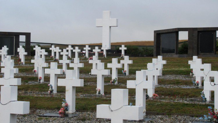 C5N's tweet photo. #Malvinas: A 35 años de la guerra, lograron identificar 88 tumbas de soldados argentinos sepultados como NN https://t.co/BzFNeywqdY https://t.co/aqcro3U6X5