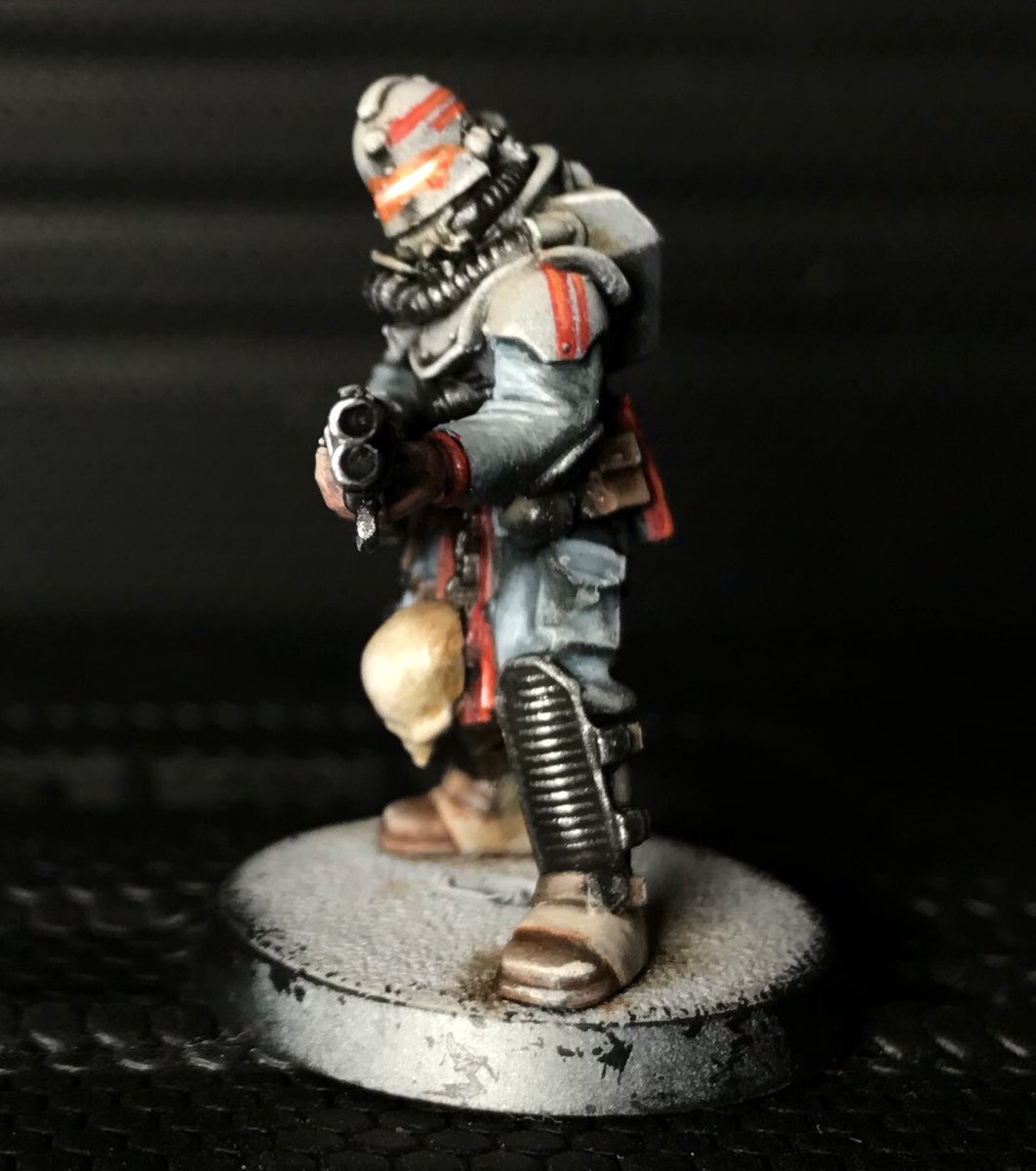 ACoatofGrey's tweet image. Painted up my second goon for my gang. Went a little cleaner this time still need bases. #necromunda #thecompanymen