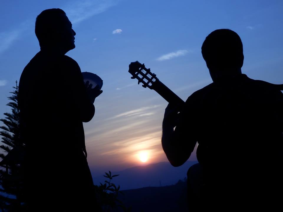 Esta tarde a partir de las 6pm estaré acompañando a mi gran amigo y excelente cantante <a href="/rafaelcisturiz/">rafael cisturiz</a>  en <a href="/monsieurccas/">CAFEMONSIEUR</a> Plaza Altamira (parte sur) al lado de La Embajada de Canadá. Los esperamos.