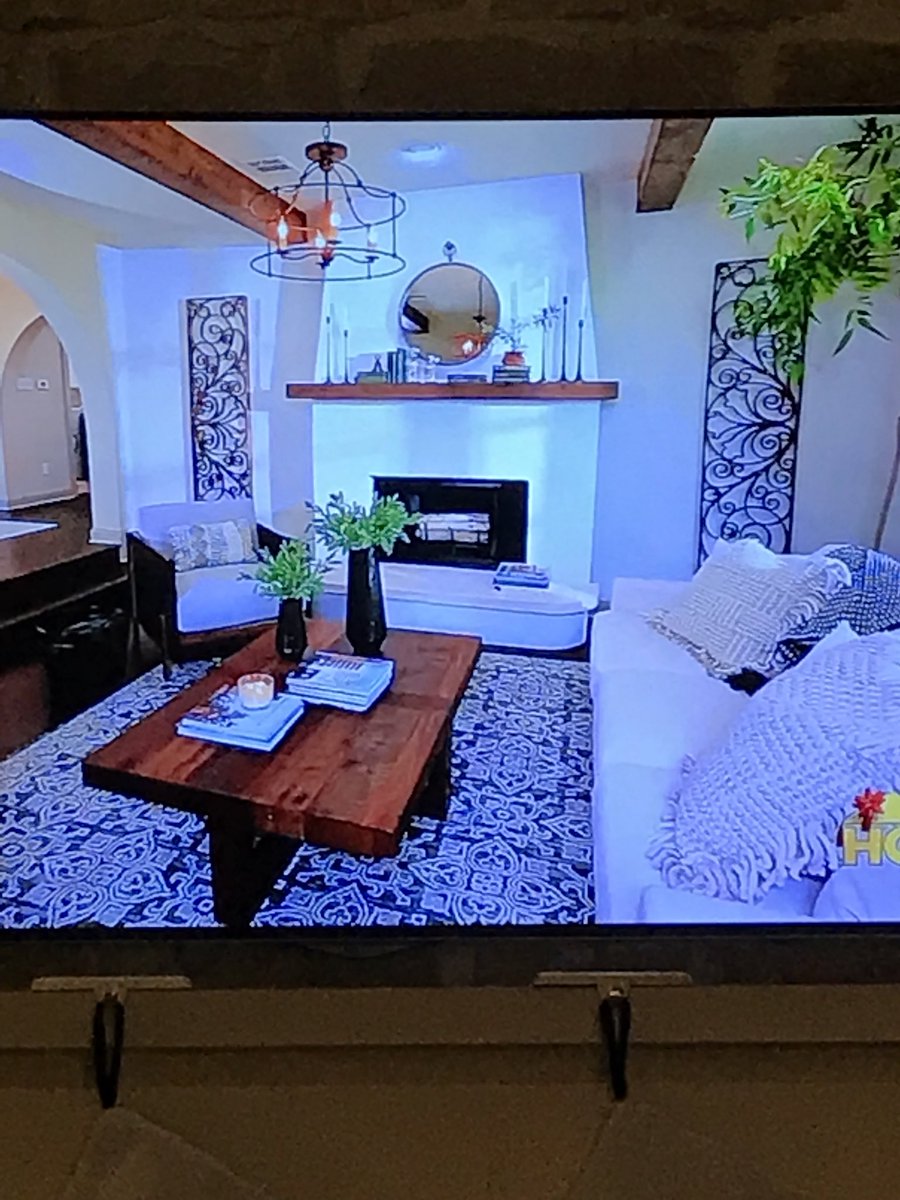 FishWFriends's tweet photo. Saw this on @hgtv with @chipgaines last night. Amazing work for he and @joannagaines . He has the same hair as Fish. #dopalganger #brothersfromanothermother #connieandfish #podcast https://t.co/FvUMgGooBv
