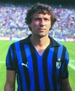 WestLegionAle's tweet photo. ROBERTO #MOZZINI
Pindah ke #INTER pada Tahun 1979 dari #Torino. #2Musim bersama #Nerazzurri mencatatkan #40Penampilan dan #1Gol serta Memenangkan #1Scudetto (1980).
#110Hari110Cerita110Tahun https://t.co/HlnofPuT5i