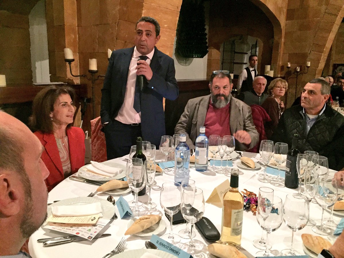 CAEB's tweet photo. La presidenta de #CAEB, Carmen Planas, acompaña a la Asociación de Estaciones de Servicios #AESBA y a su presidente, Jesús Salas, en la festividad de Santa Bárbara junto a representantes del @goib, asociados y proveedores https://t.co/IBe3pcKwNi