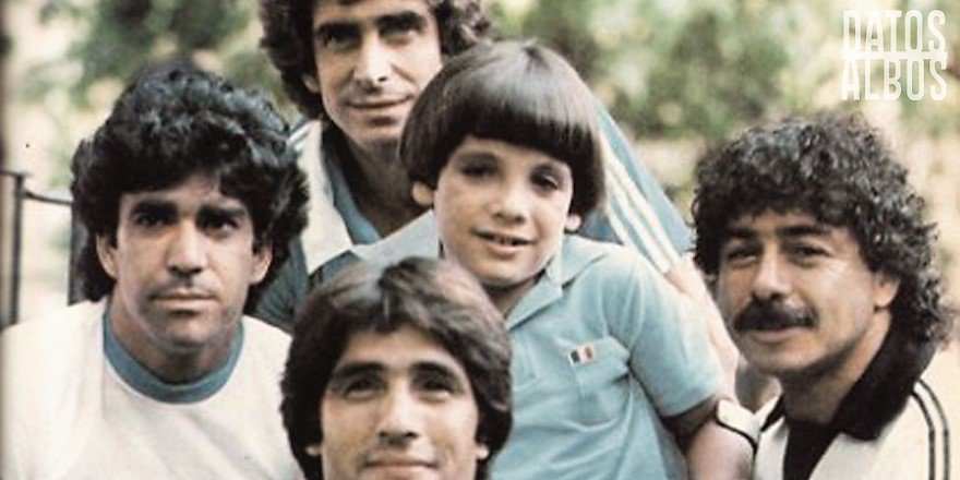DatosAlbos's tweet photo. [1982] Carlos Caszely (CC), Eduardo Bonvallet (UC), Manuel Pellegrini (U) y Vladimir Bigorra (U), junto a "Panky", niño símbolo de la @Teleton. #Teleton2017 https://t.co/MvCqxOFEvC