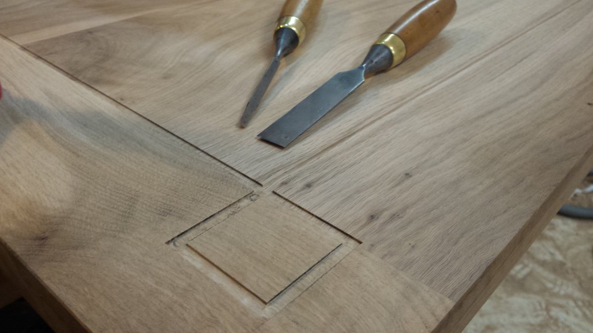 DuncanHitchings's tweet photo. I've been making the grooves for the inlay going into the table tops. It's going to look absolutely stunning when it's finished! #ExtendingDiningTable
#FurnitureMaker #Bespoke #Handmade #Interiors https://t.co/u5br2NCPzo