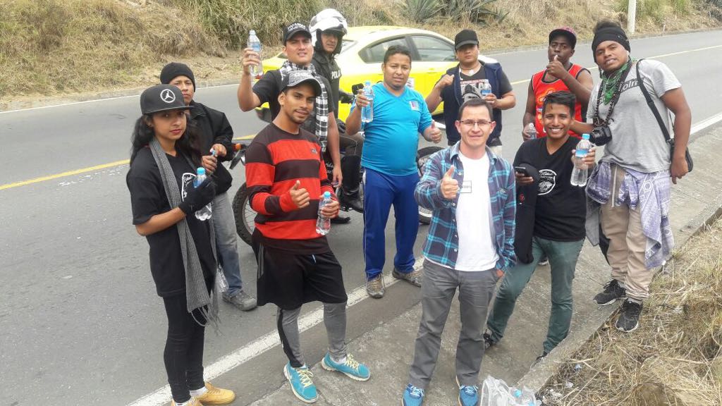 elenaisidrahol6's tweet photo. Gracias al @MinInteriorEc por el apoyo durante estos ya 6 días de caminata, la caminata que lleva la voz de la Juventud, #NosotrosXLaJuventud llegará el 11/12/2017 a Quito, @Lenin @tctelevision @teleSURtv @DiarioExtraEc Vamos por los derechos q consagra a la juventud https://t.co/mnrGJvQbqr