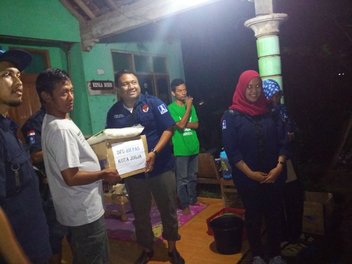 ari_sup's tweet photo. Terus berderap, BM PAN Peduli korban banjir di Sungapan, Imogiri, Bantul https://t.co/oolt0KHsVp