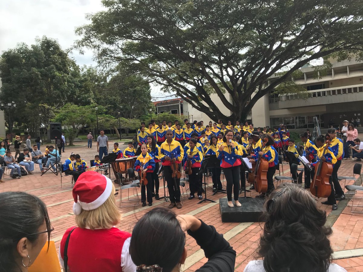 bscharifker's tweet photo. El Núcleo Julián Blanco del Sistema de Orquestas Infantiles y Juveniles ofrece un concierto navideño en la #Unimet https://t.co/iESEPanbIR