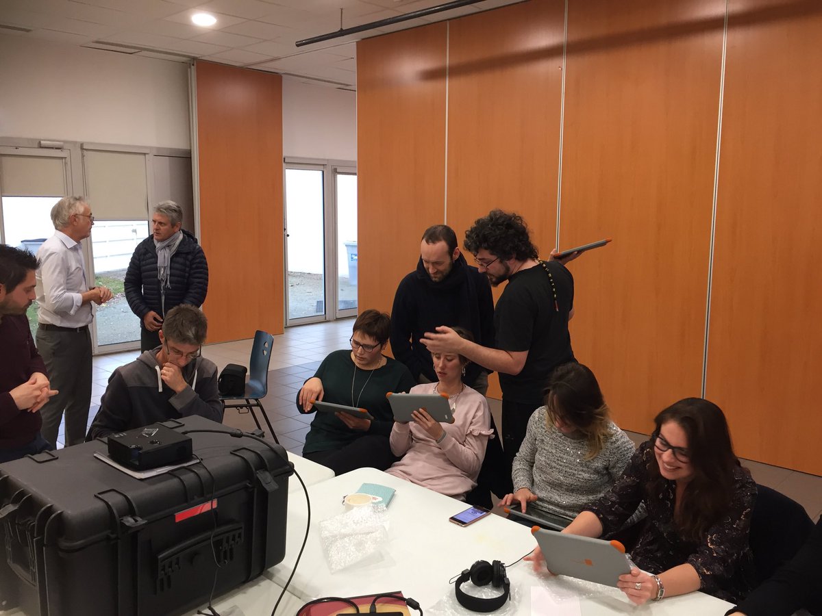 chris2thenew's tweet photo. @baujar @FondationOrange remise kit numérique CSC la Blaiserie https://t.co/VgLloRB6E6