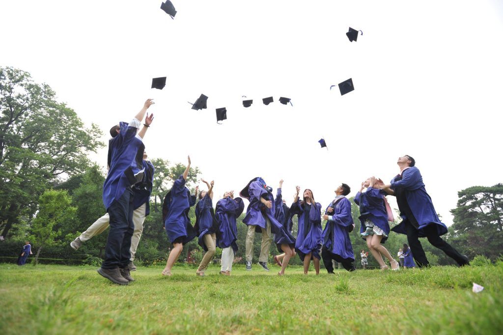 madhudeveloper's tweet photo. The best #DIY ideas to throw a #graduation #party https://t.co/xpQ1KqcJpW #VideoGreetings https://t.co/BwKtRiE83r
