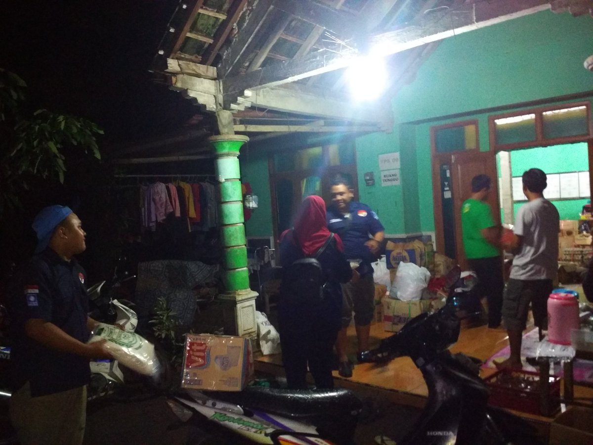 ari_sup's tweet photo. Terus berderap, BM PAN Peduli korban banjir di Sungapan, Imogiri, Bantul https://t.co/oolt0KHsVp