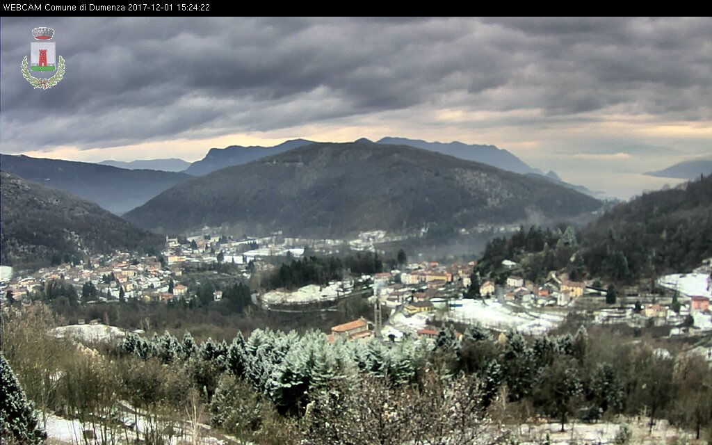 Beacher72's tweet photo. Prima #spolverata di #neve nel mio paesello #Dumenza #varese https://t.co/M0LuSj6Atc