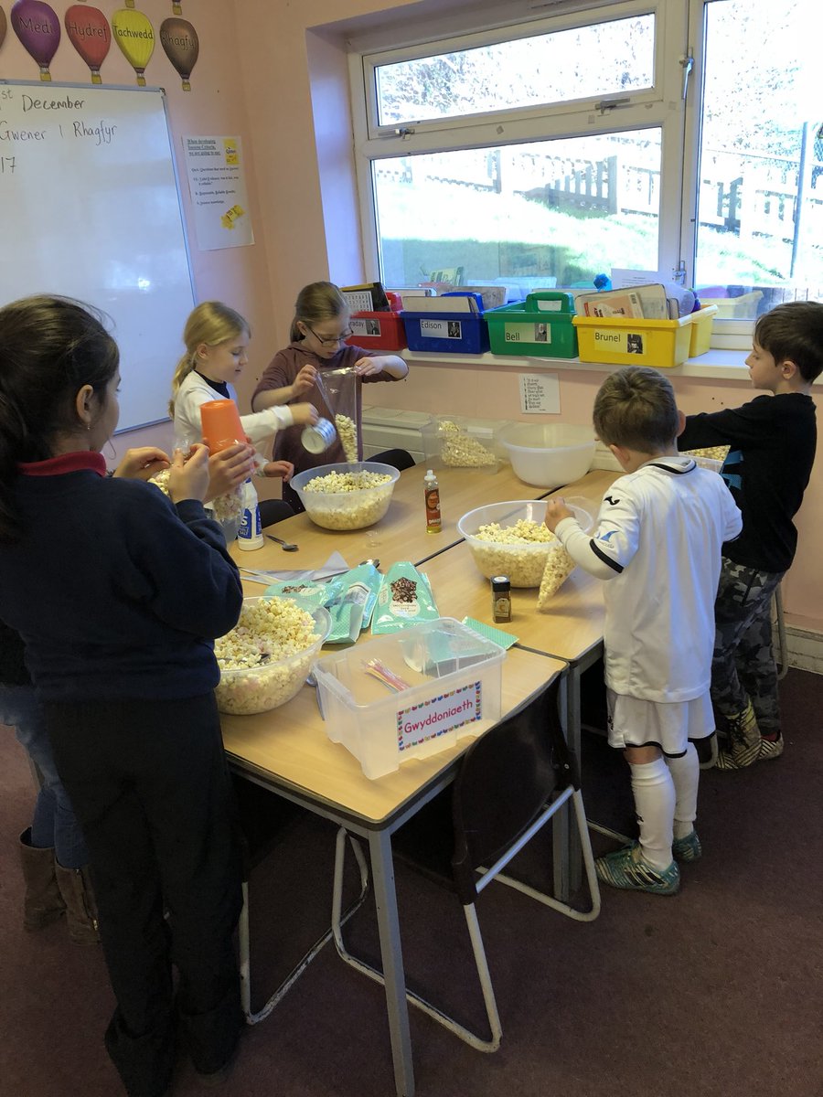 Hendrefoilan's tweet photo. Packing up the popcorn ready for sale #hdfpxmas #hdfpteamwork https://t.co/2hG2GVPJ9Y