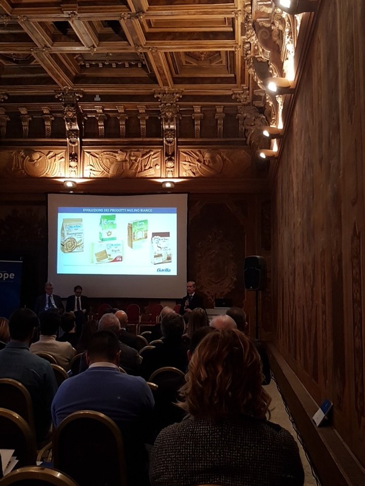 CircoloImprese's tweet photo. #innovareXcrescere
Parola a Roberto Ciati di #Barilla
Innovazione:
- non solo di processo, ma anche di prodotto
- si può ottenere solo collaborando #reteimprese
- ridurre l'impatto sul pianeta tramite utilizzo della tecnologia https://t.co/lVgI0vBZyY