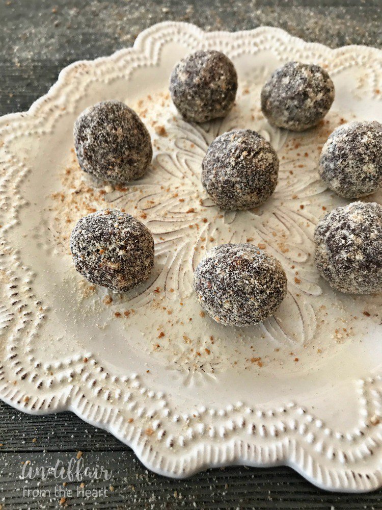 Mocha Rum Balls made of #almonds, #chocolate #espresso beans, spiced #Rum &amp; vanilla cookies sumo.ly/KcIL #FreakyFridayRecipes
