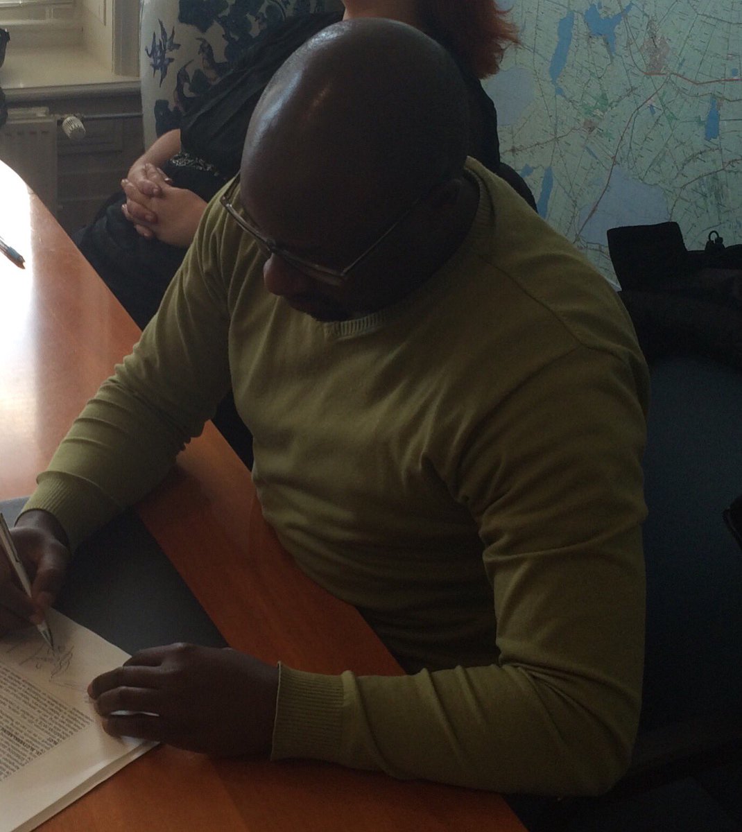 Bedrijf79's tweet photo. Een officieel moment voor @StSchepenbuurt en @StWielenpolle: ondertekening akte WijkBV https://t.co/lKnJb0oPEt