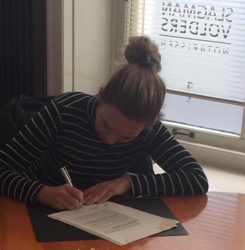 Bedrijf79's tweet photo. Een officieel moment voor @StSchepenbuurt en @StWielenpolle: ondertekening akte WijkBV https://t.co/lKnJb0oPEt