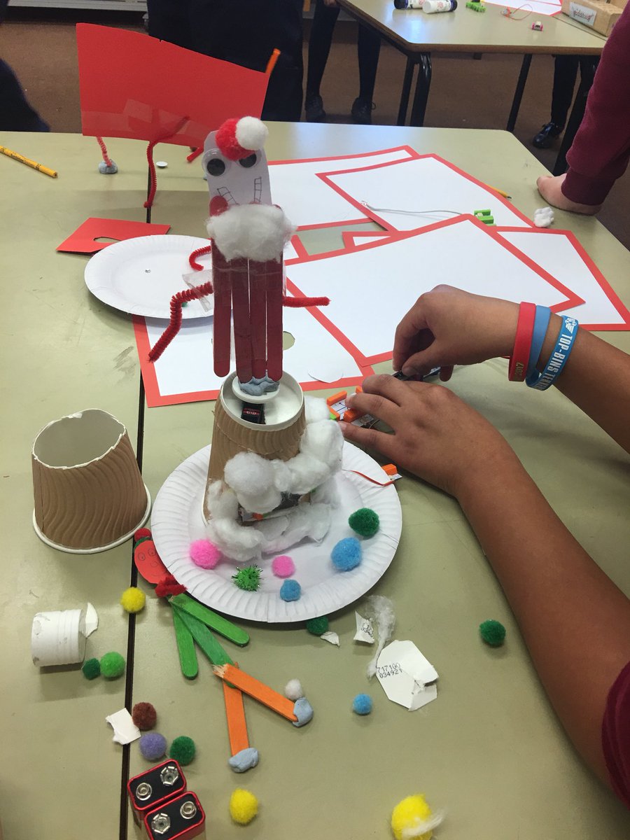 WaldringfieldPS's tweet photo. Owls are having a lovely time making #crumblebots https://t.co/xOgR9vM8ZT