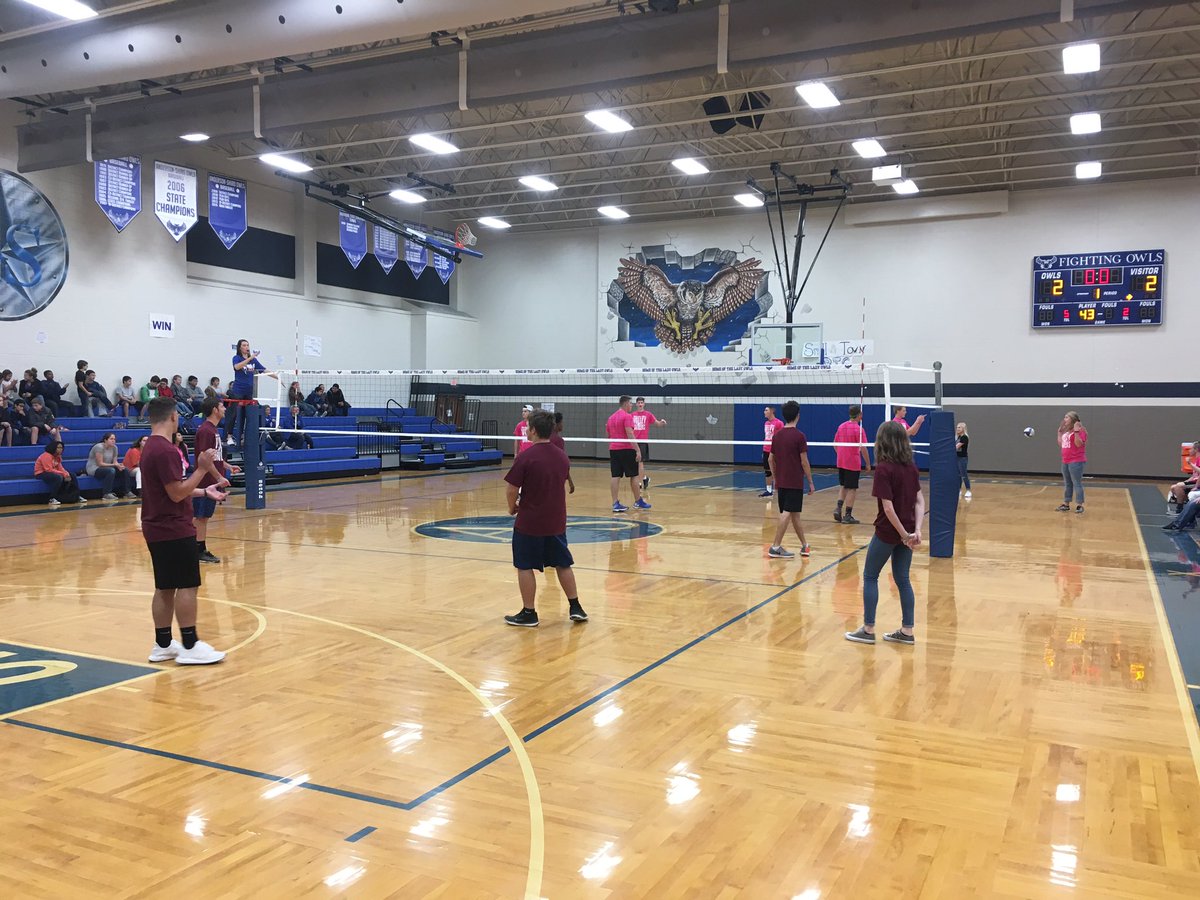 CoachHodges13's tweet photo. If you ever thought "I'd like to see some really, really, REALLY bad volleyball" the ASHS gym is the place for you. #PowderPuff2017 https://t.co/NGuO1cUwKh