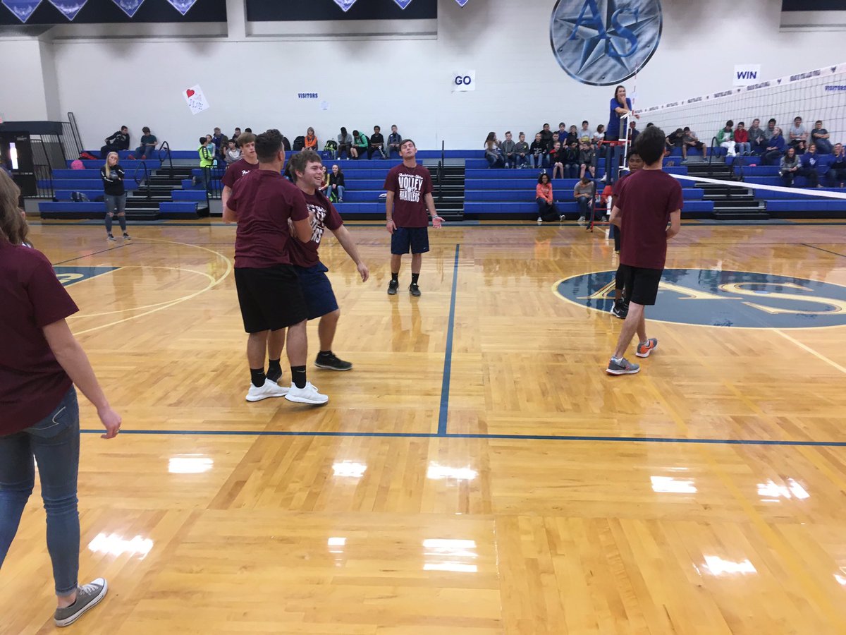 CoachHodges13's tweet photo. If you ever thought "I'd like to see some really, really, REALLY bad volleyball" the ASHS gym is the place for you. #PowderPuff2017 https://t.co/NGuO1cUwKh