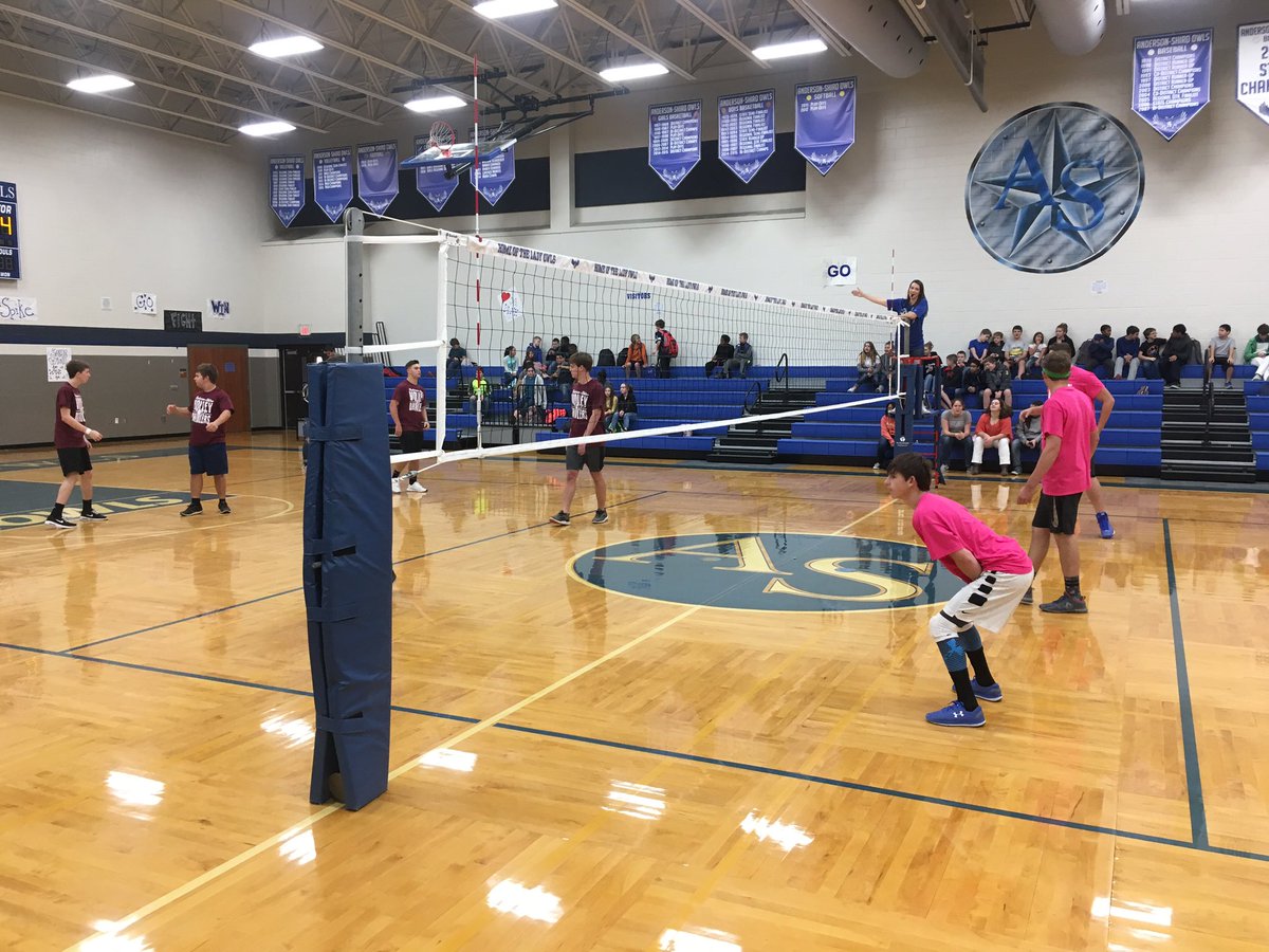CoachHodges13's tweet photo. If you ever thought "I'd like to see some really, really, REALLY bad volleyball" the ASHS gym is the place for you. #PowderPuff2017 https://t.co/NGuO1cUwKh