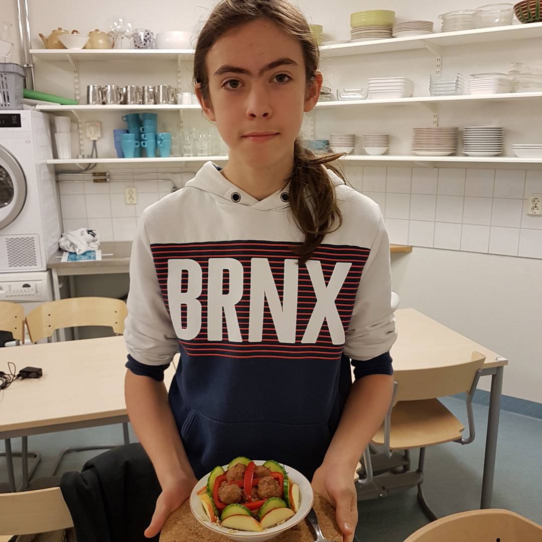 alw_li's tweet photo. Mukbang- en koreansk företeelse där man sitter och pratar om mat samtidigt som man äter.  Vi har gjort ett samarbete mellan idrotten och hemkunskapen och eleverna filmar sin frukost. #mukbang #runbackaskolor #solskol https://t.co/VQQOTVycww