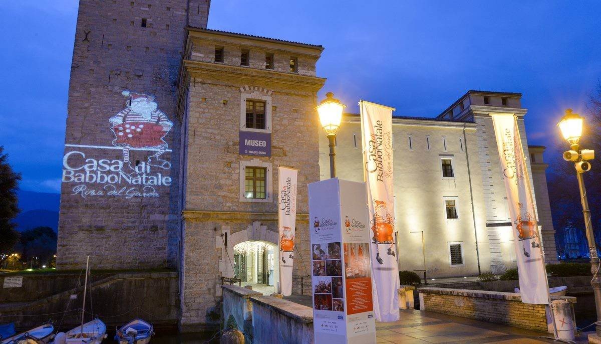 Ilikemylake's tweet photo. La casa di Babbo Natale a Riva del Garda
#laghiitaliani @lagodigarda_com @GardaTrentino @gardalake @VisitTrentino @_XmasMarket 
https://t.co/Rie9WUPEm4 https://t.co/WWNgYr8CW5