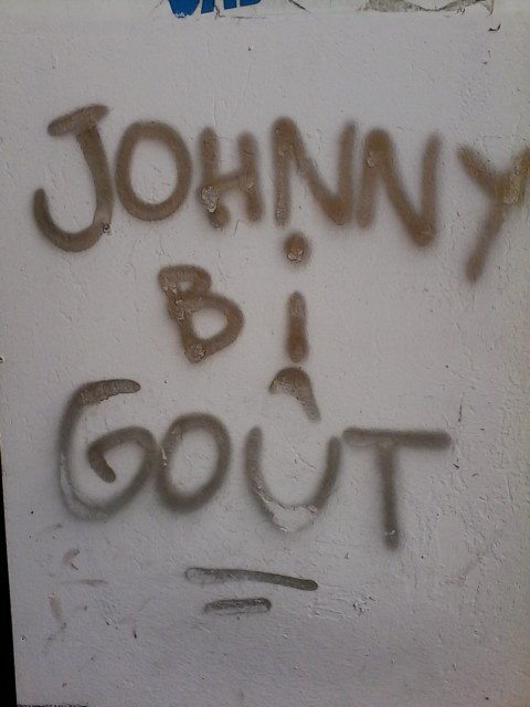 Baubery's tweet photo. Une rumeur d'un #JohnnyHallyday mort + un vrai Johnny vivant = https://t.co/fBOMcrN3V2
