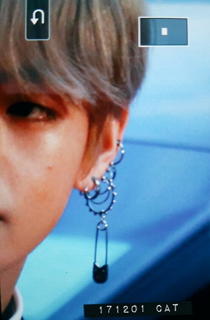 fdarya14's tweet photo. Кто блять ему это повесил?!?!!
BTS #MAMARedCarpet https://t.co/Ag0kRwdrIj