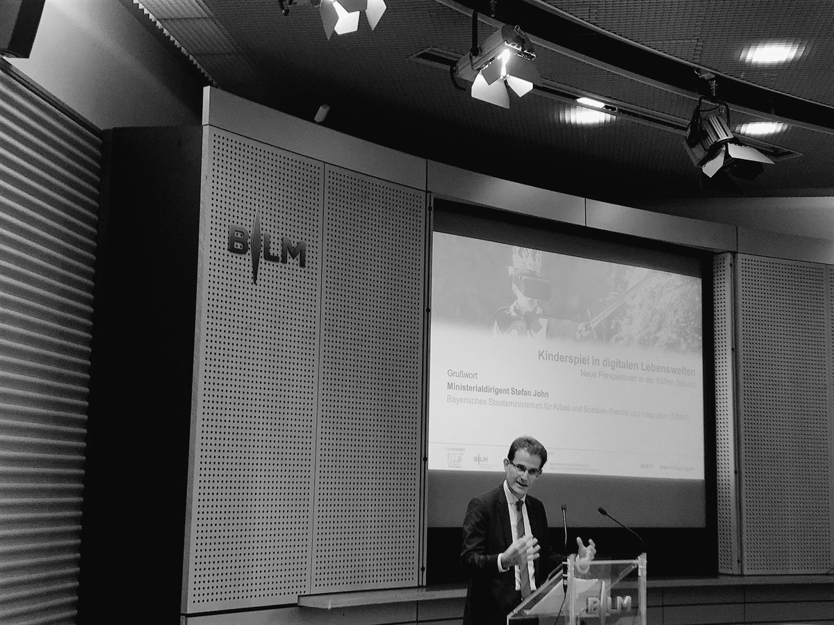 TomKnieper's tweet photo. Ministerialdirigent Stefan John (StMAS) unterstreicht die Wichtigkeit von Medienkompetenz. #idt17 #jff_de #BLM_Bayern https://t.co/uyFCHaHfGK