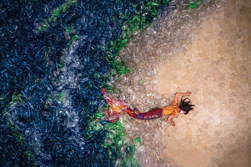 ieupmedia's tweet photo. Un artiste prend en photo une sirène dans 10.000 bouteilles pour sensibiliser à la pollution https://t.co/555xbuqhII https://t.co/paVV1vEjal