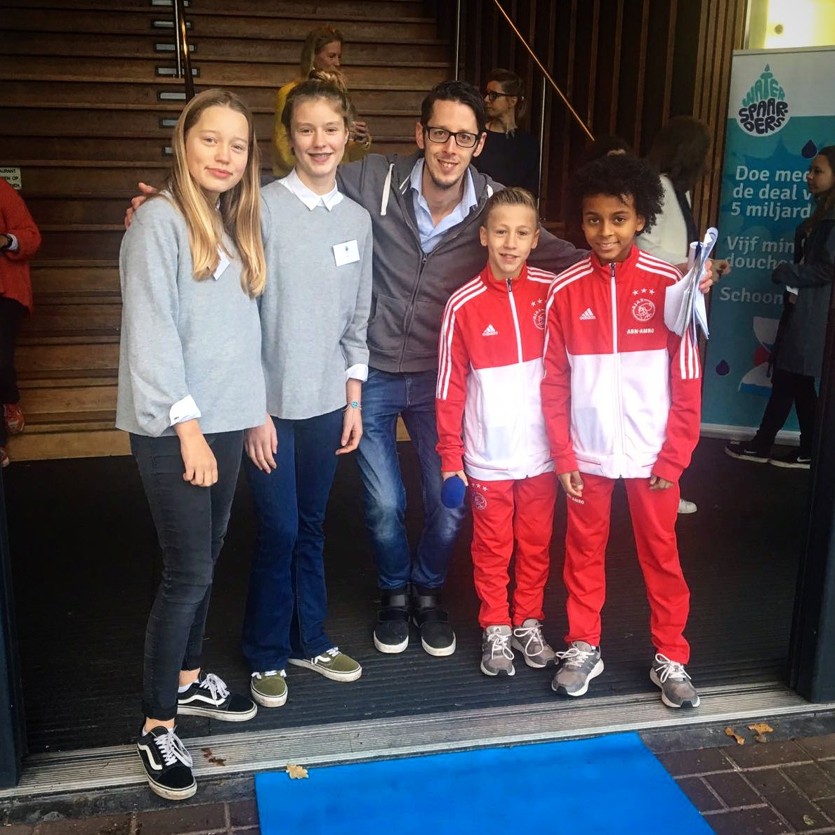 SSP_Starsound's tweet photo. Een succesvolle Nationale @WaterSpaarders Dag was het gisteren, waar onder andere de oud-Kidsreporters Isis en Cato het stokje doorgaven aan de kersverse reporters Lev en Darcey! Wij waren erbij om de dag vast te leggen #NWD2017 #aardehoog #waterspaarders #teamssp @AFCAjax https://t.co/Js3aXSwQ2E