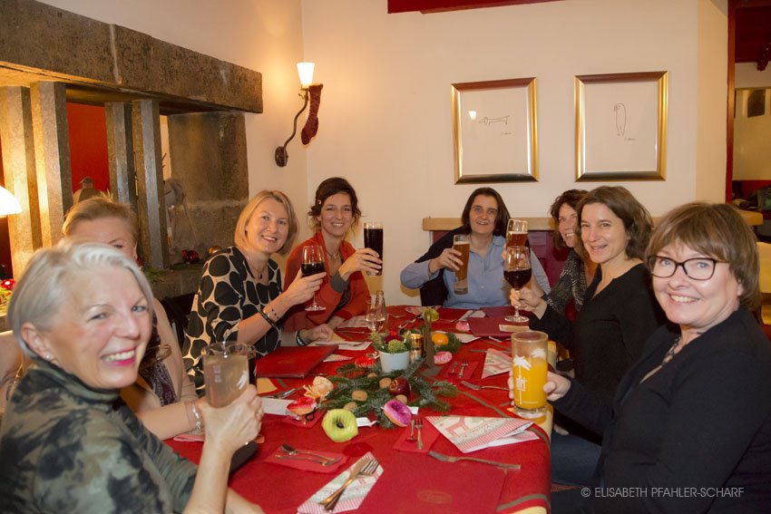 webgrrls_by's tweet photo. Einige Impressionen von unserem #webgrrls-Weihnachtstreffen. Wir hatten viel Spaß und haben uns Anregungen für das neue Jahr geholt. Ein großer Dank geht an @kimich_de für ihr unermüdliches Engagement in 15 Jahren Regioleitung. Bye-bye Claudia - und hello neues Regioteam!   ^rl https://t.co/QbRDX8JNyU