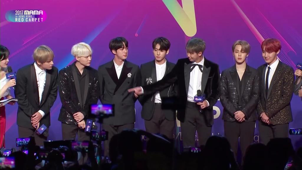 kimwang_04's tweet photo. Ыыыы😱💕💕💕💕💕💕 BTS #MAMARedcarpet https://t.co/kXqbxWAyXJ