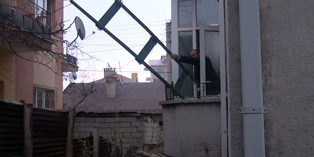 Şeytanın aklına gelmez: Ev sahibine yakalanmamak için eve cenaze taşıma salıyla girip çıkmış buff.ly/2iwAwO8