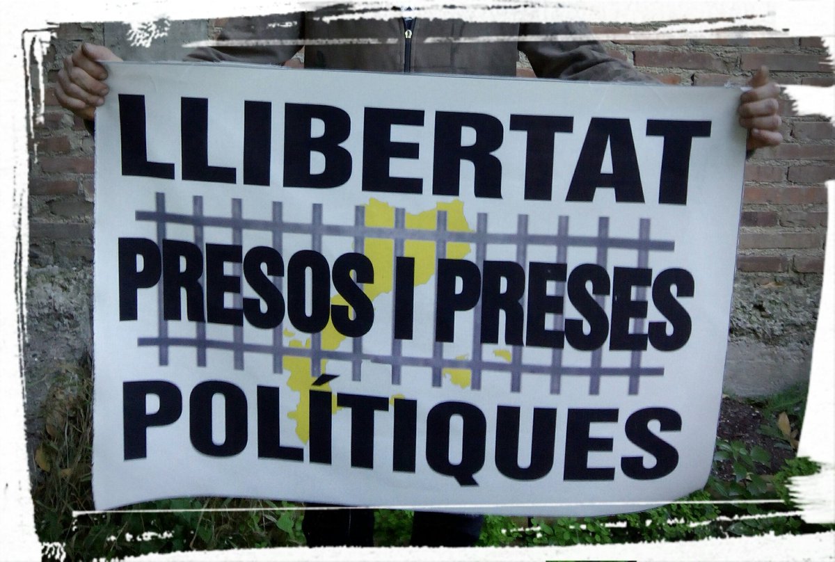 Aquest dissabte al matí ens trobaràs al vall, fent parada al mercat.
Vine a buscar la banderola de suport als presos i preses polítiques!
Us volem a casa!