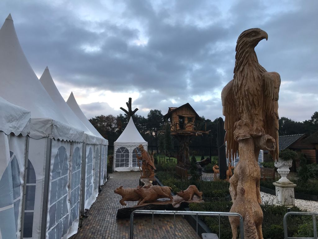 Op 30 november 1, 2 én op 6,7,8 en 9 december 2017 is de Beeldentuin in Garderen omgetoverd tot een prachtig en sprookjesachtig decor. Met een aantal pagodetenten en een Aluhal is er genoeg ruimte voor alle exposanten en de heaters en verlichting zorgen voor een gezellige sfeer.