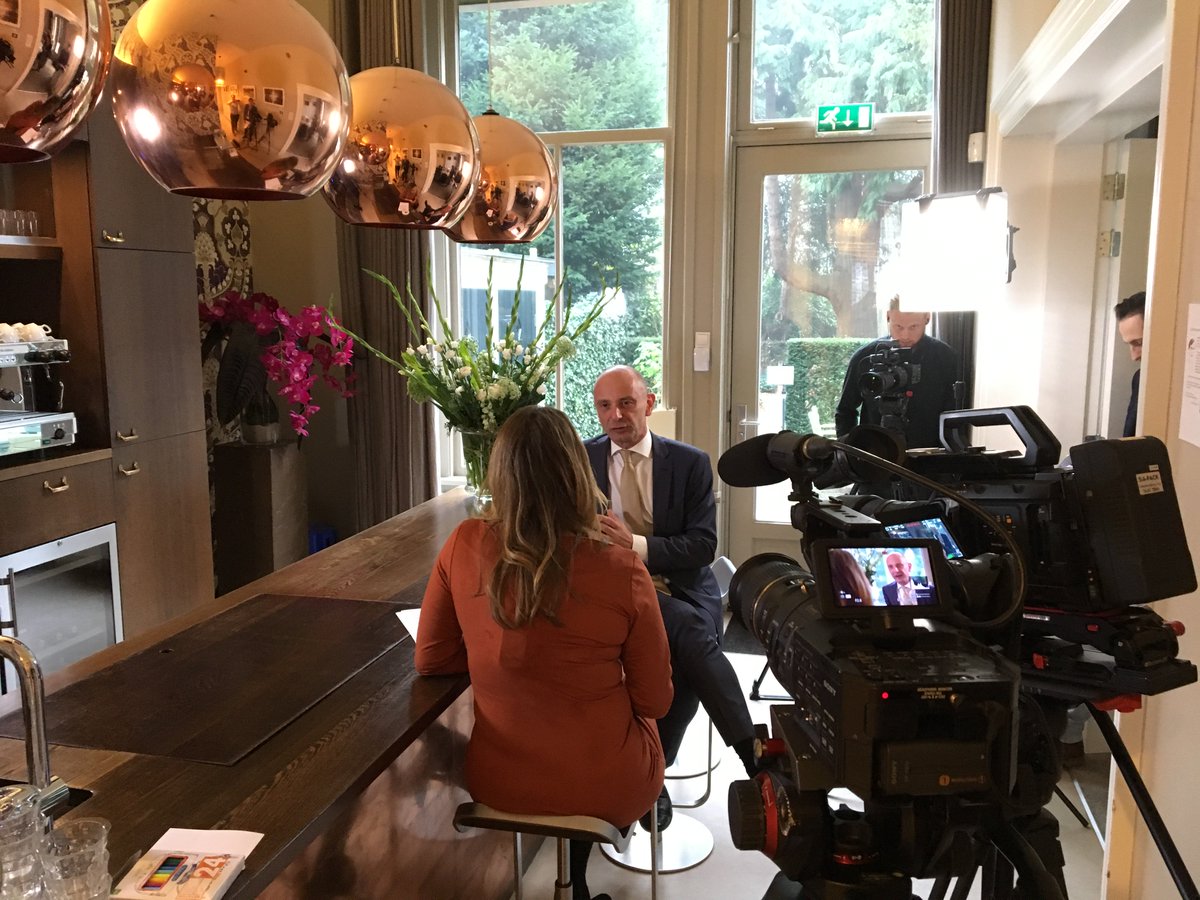 Stilte op de set! We zijn vandaag aan het draaien voor een beleggingsvisie 2018 video. Met dank aan @maliebaan45 voor het beschikbaar stellen van een mooie opnameruimte!