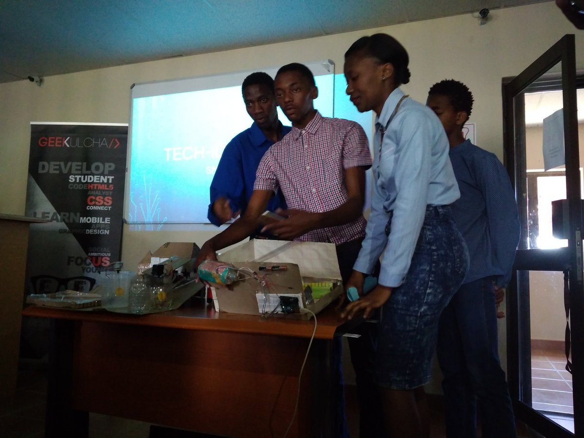 reacoda_'s tweet image. Team #TechnoIdols presenting their #smart geyser solution. It will be used to prevent water wastage by alerting the the users when the water is ready (hot enough) to be used #1milreacodas2030 #reacoda