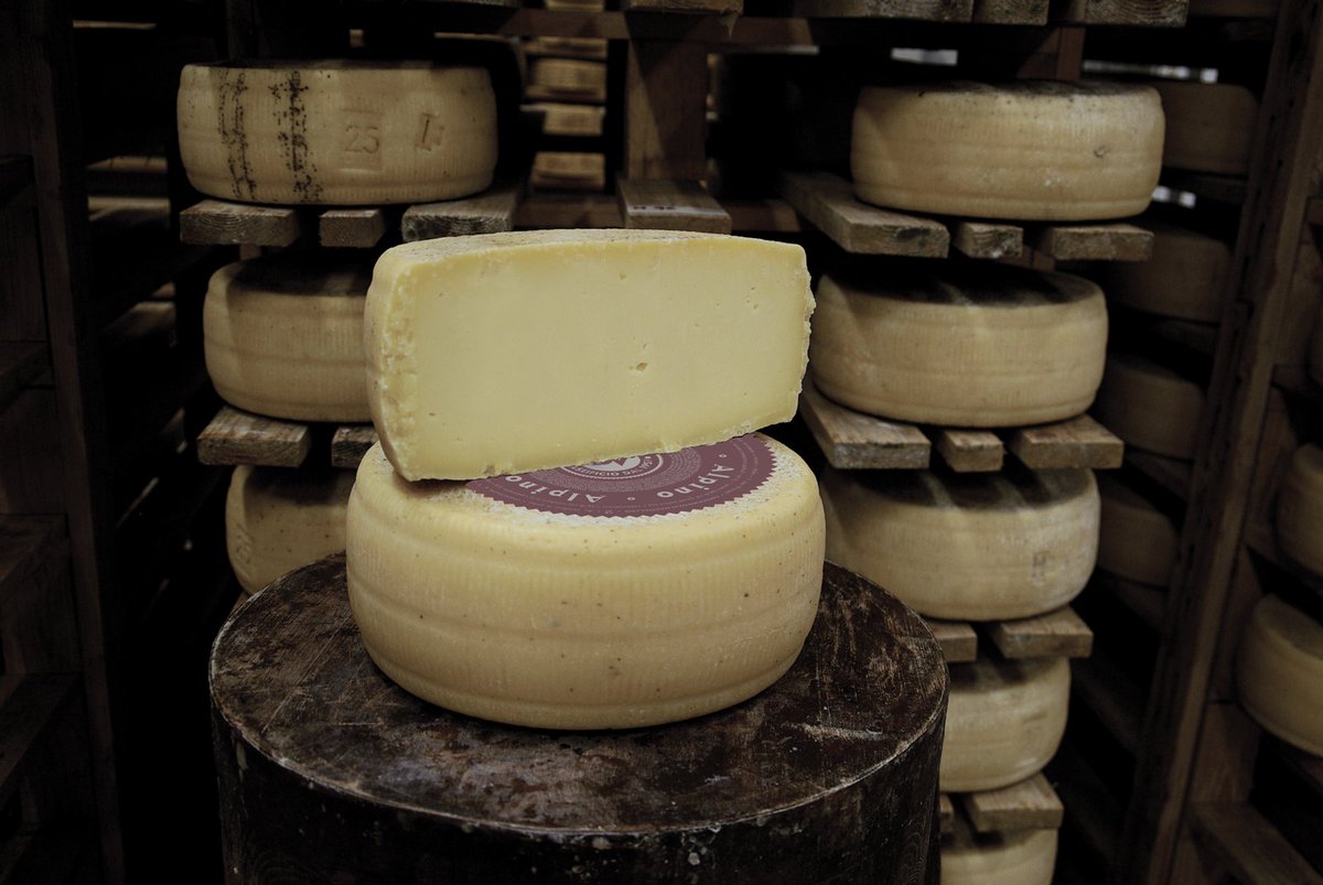 DVcheesemaker's tweet photo. #ALPINO. Formaggio stagionato da degustare davanti al caminetto ed abbinare con pane casereccio appena tostato ed un calice di Bianco di Custoza o Durello. #caseificiodallavalentina  
All you need is #cheese https://t.co/aREludnPpL