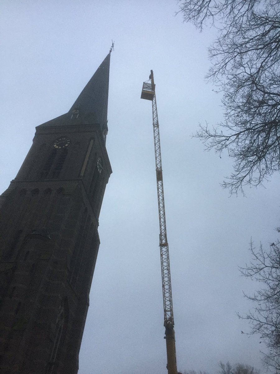 Vandaag een 84 meter hoge kraan voor de school. Even de leien van de toren vastleggen!