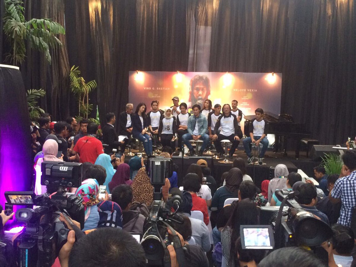 mncpicturesID's tweet photo. Press Conference bersama Executive Produser, Produser dan beberapa Pemain dari Film Chrisye.
.
.
#premierefilmchrisye
#filmchrisye
#desember2017
#filmindonesia
#banggafilmindonesia
#banggamusikindonesia
#chrisye
#vinogbastian
#velovevexia
#mncpictures
#mncpmovie
#vitoglobalvisi https://t.co/w2MNpIUCm9