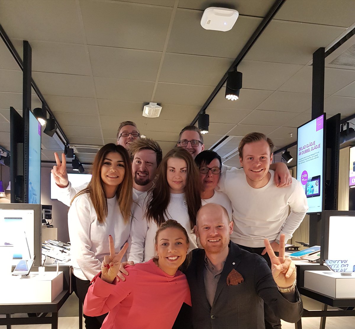 ida_backman's tweet photo. Ännu en fantastisk fredag @TeliaSverige, så glad att få vara med och öppna ännu en ombyggd butik tillsammans med dessa grymma medarbetare på Birsta City i Sundsvall!🌟💜 #telia https://t.co/rcDFyUGqUi