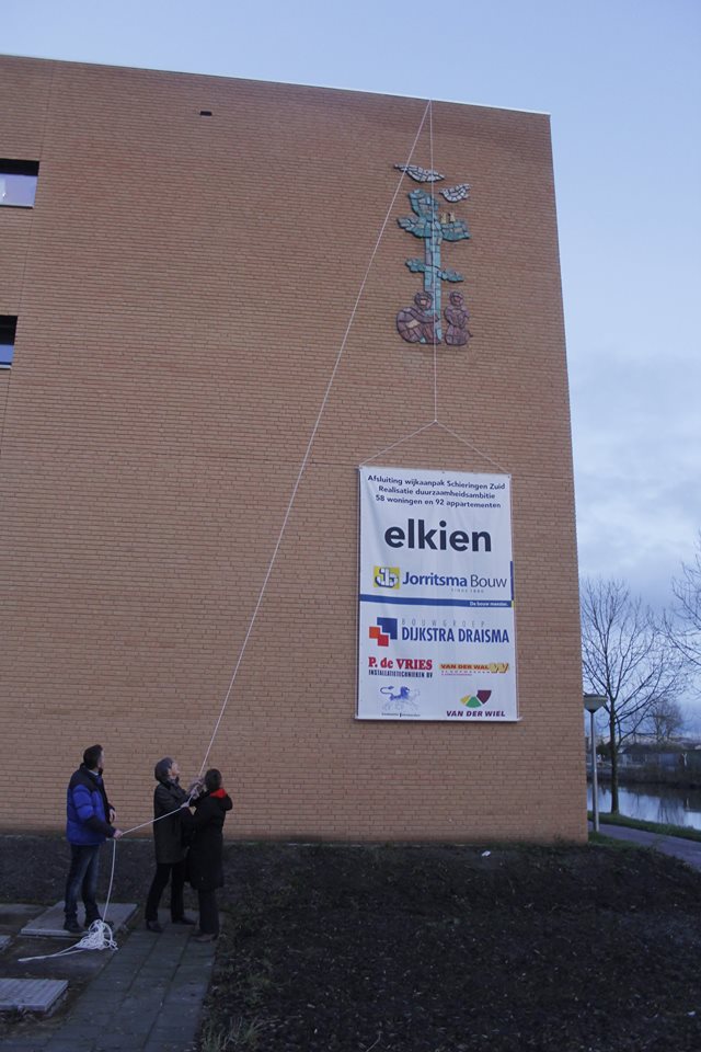 DijkstraDraisma's tweet photo. Gisteren was er een feestelijke afsluiting van de wijkaanpak Schieringen Zuid in Leeuwarden! In opdracht van @Elkien_ hebben wij samen met o.a. @JorritsmaBouw de duurzaamheidsambitie voor 58 woningen en 92 appartementen gerealiseerd! Wij kwamen langs met Van Keet om het te vieren https://t.co/jS9um6x5Yb