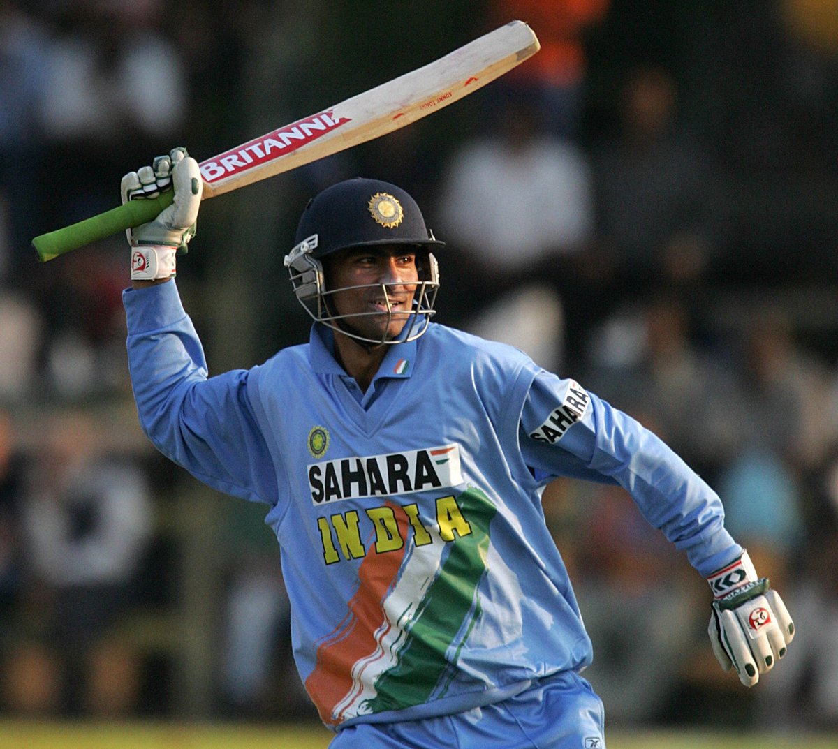 karthik03109698's tweet photo. #rememberd fr his natwest knock that knock s behind d shirt off scenes of dada #redefined innings of indian cricket @lords al tym fav cricketer HBD @MohammadKaif 😍😍😍 https://t.co/uXs05yKYUT