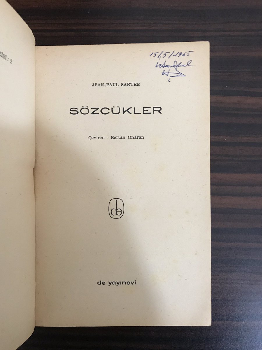 Jean Paul Sartre, marksçı düşünceden, belirli ölçüde de ruh çözümlemesinden yararlanarak bize, öznelliğin ağır bastığı çocukluk çağında, kendini nasıl edebiyata verdiğini, onda nasıl mutlağı bulduğunu anlatır. Yazar bu kitapla Nobel'i alır ama kabul etmez. #kitap #tbkitap