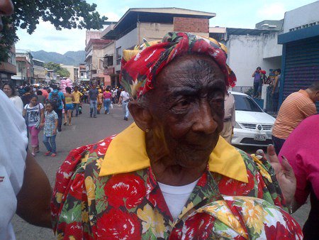 San_Pedrognas's tweet photo. Murió Fidelina, patrimonio municipal e insigne cultora de las Parrandas de San Pedro en Guatire.
De luto la cultura Guatireña, en la Asociación Civil Antonio Núñez Parranda de San Pedro de #Guarenas nos unimos al duelo que embarga a sus familiares y amigos.  #AGMA https://t.co/3tyIQETmO4